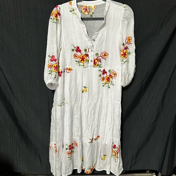 fig and flower Dresses & Skirts - Fig and Flower brand /White dress w/embroidery /Size M / J-16